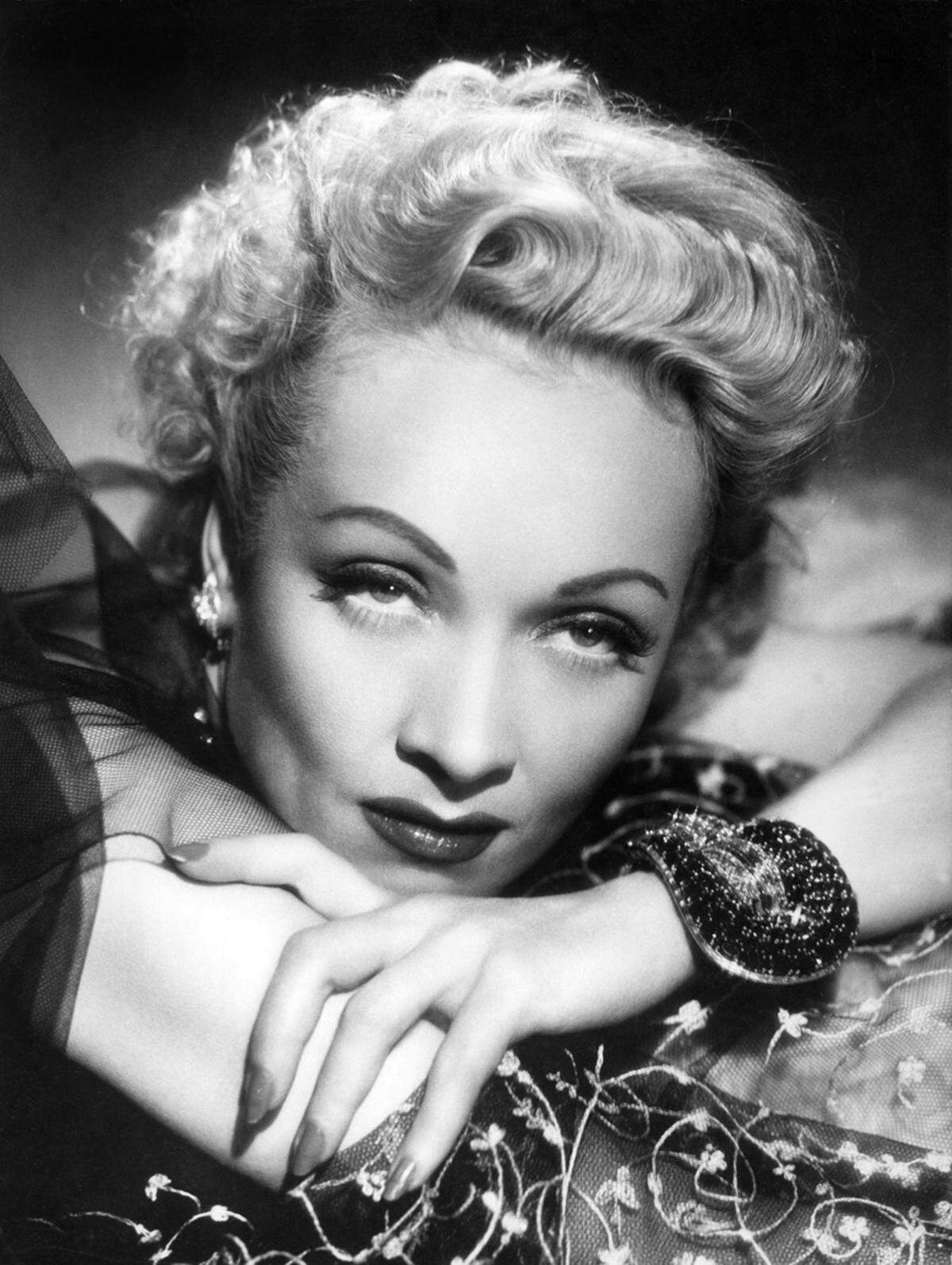 Marlene Dietrich prägte ein selbstbewusstes Frauenbild mit Hosenanzügen und Zigaretten im Mundwinkel. Dieses wurde aber bald durch das mütterliche Ideal verdrängt, das durch den Nationalsozialismus immer mehr aufkam. Die Emanzipation war vom Tisch, als schön galt ein häuslicher Frauentyp, der ungeschminkt und natürlich sowie im besten Falle blond war.