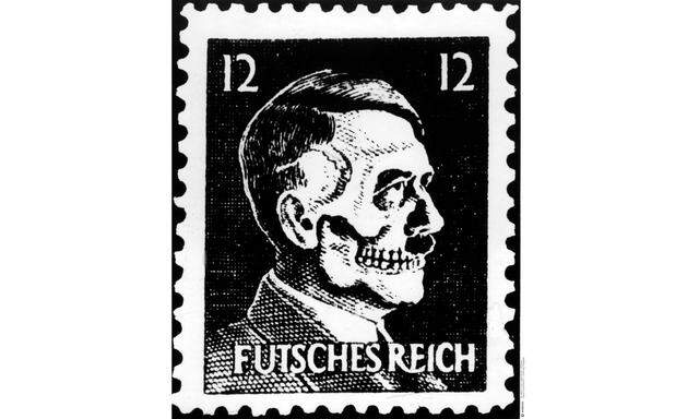 Eine der wohl bekanntesten Fälschungen zu Propagandazwecken: die Hitler-Totenkopf-Marke.