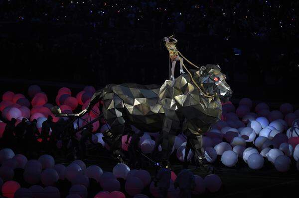 Auf einer überdimensionalen Löwen-Attrappe hielt die "Roar"-Sängerin in einem goldenen, flammenden Kostüm in der Sport-Arena in Glendale (US-Staat Arizona) Einzug.