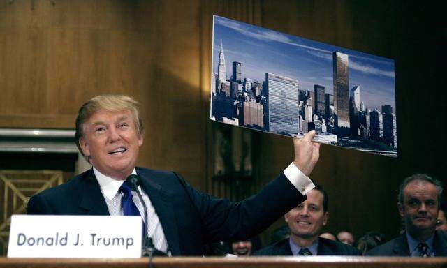 Der designierte US-Präsident, D. Trump, mit einem Bild der Skyline New Yorks. Russische Immobilienkäufer sind ihm sicher.