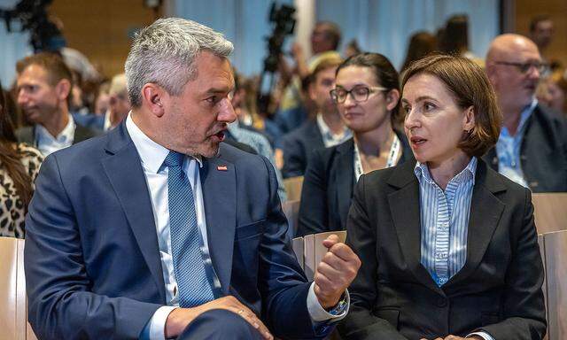 Soll man mit Putin reden? "You have to ask the ones, that already did", sagte Maia Sandu, die moldauische Präsidentin am Montag bei der Eröffnung. 