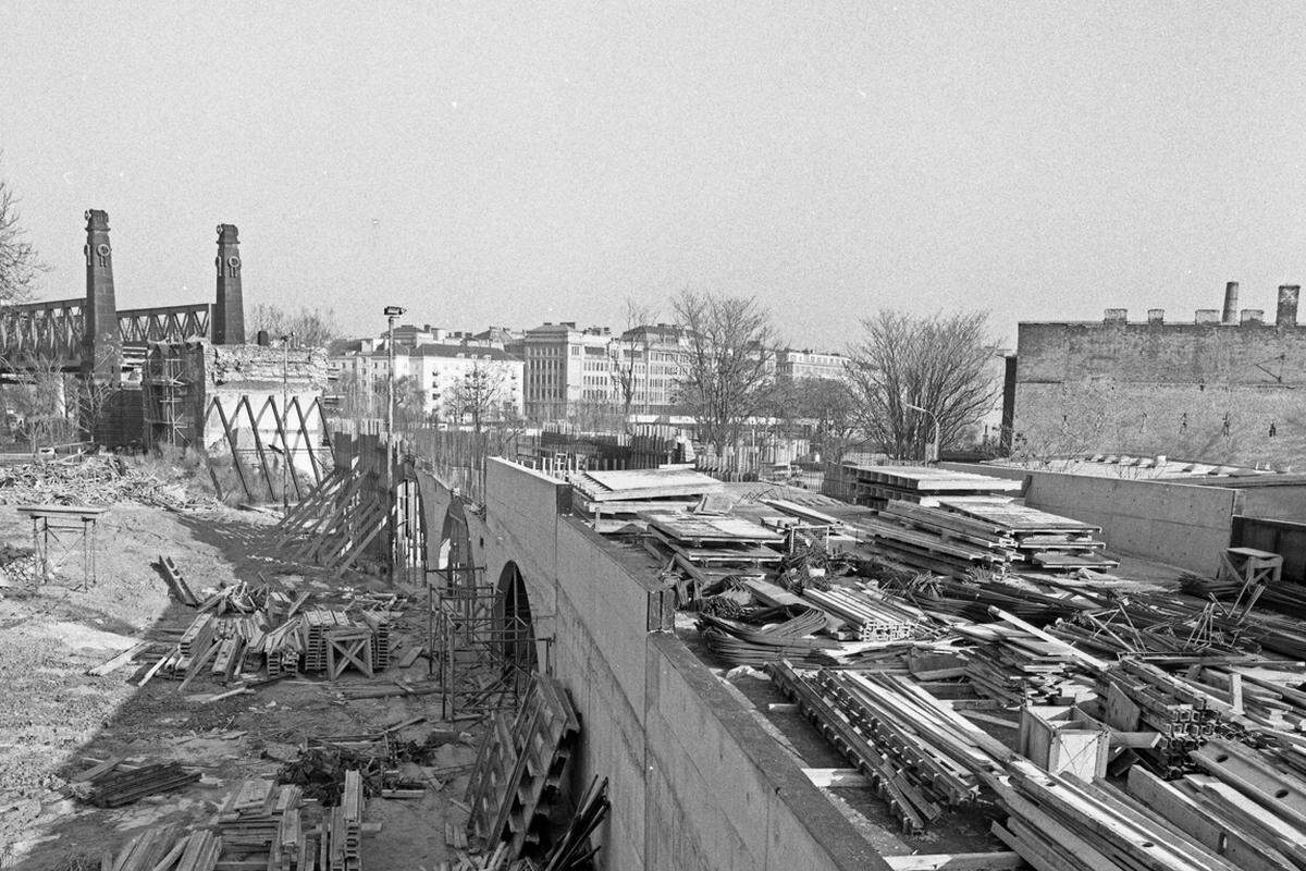 Als man sich entschloss, die Stadtbahn in das U-Bahnnetz zu integrieren, wurde die alte Abzweigung von der Wientallinie im Bereich Gumpendorf/Linke Wienzeile abgerissen und neu gebaut. Hier entstand die Station Längenfeldgasse als neuer Knotenpunkt zwischen U4 und U6.Bild: Bauarbeiten im Jahr 1987.