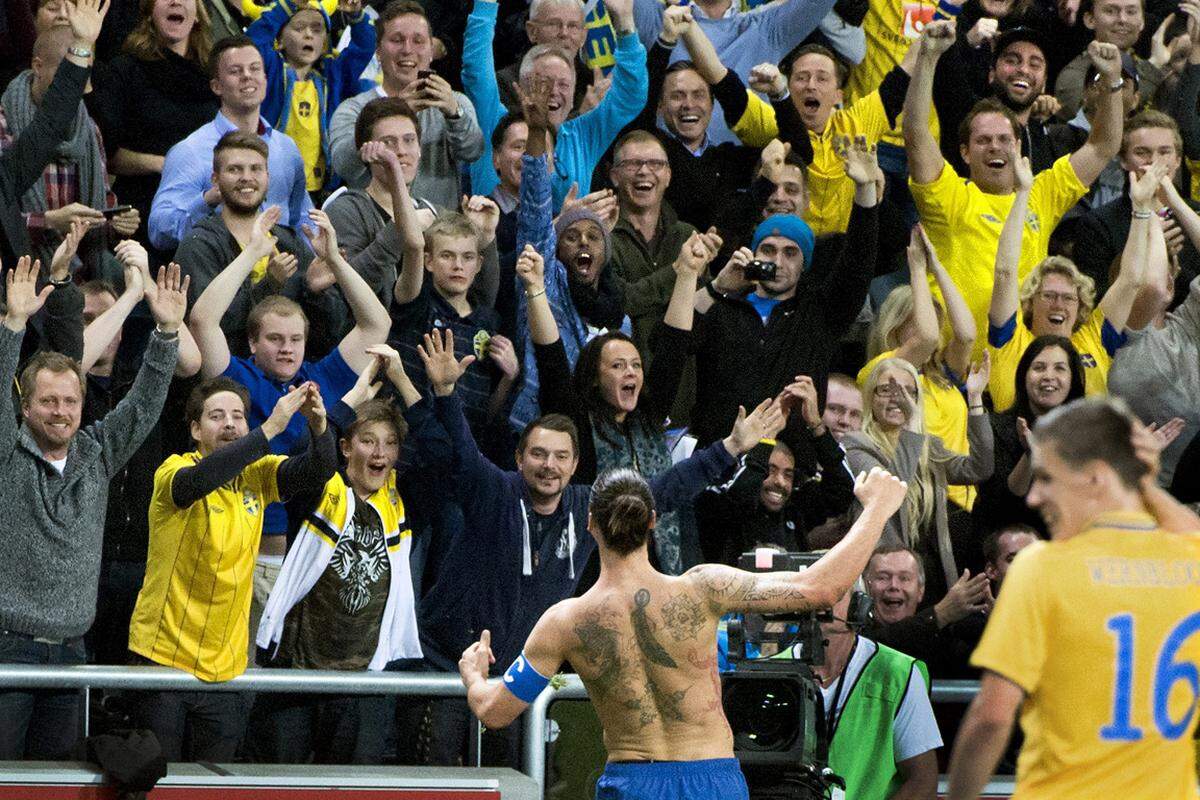 14. November, Stockholm, Schweden. Und noch ein nackter Fußballer-Oberkörper geht um die Welt: Zlatan Ibrahimovic feiert, dass er den Engländern soeben per Fallrückzieher das Tor des Jahres unter die Latte geknallt hat.