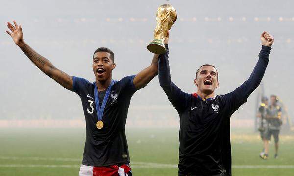 Presnel Kimpembe und Antoine Griezmann durften unterdessen die Sieger-Trophäe durch das Stadion in Moskau tragen.