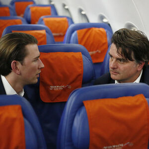 Interview im Flugzeug: Außenminister Sebastian Kurz und Christian Ultsch, Chef des "Presse"-Außenpolitik-Ressort