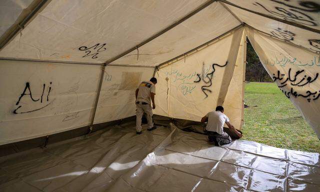 Auch auf dem Gelände der Polizeischule Wiesenhof in Absam (Bezirk Innsbruck-Land) wurden Zelte für Asylwerber aufgebaut.