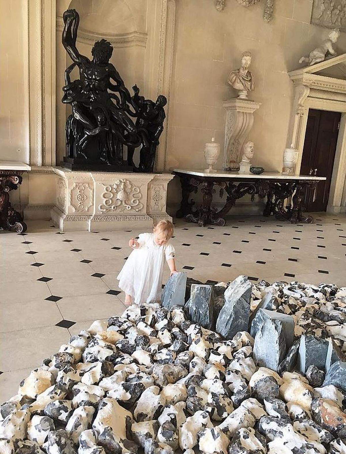 Die Familie lebt primär auf dem Landsitz Houghton Hall in Norfolk, den die Marquise häufig zum Ausstellungsort für Kunstprojekte macht - und die Eindrücke vom Familienleben freilich auf Instagram teilt, wenn auch dezenter als manche ihre Adelskolleginnen. Hier zeigt ihre Tochter Lady Iris fasziniert von einem Exponat Richard Longs in Houghton Hall.