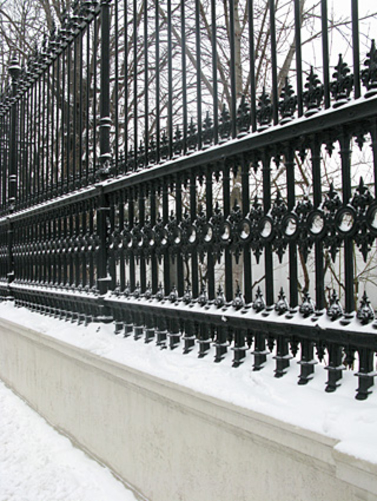 Eine etwas dünnere Schneedecke lag am Freitag im Vergleich zu den Wiener Außenbezirken in der Inneren Stadt. Im Bild der Zaun des Volksgartens.