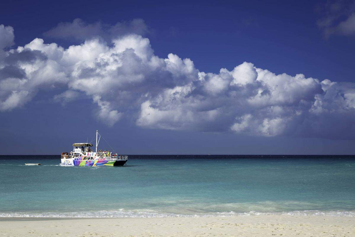 Auch der Eagle Beach befindet sich seit Jahren in der Rangliste der schönsten Strände der Welt. Mit einer Länge von zwei Kilometern und einer Breite von etwa 200 Metern ist er der weitläufigste Strand Arubas.