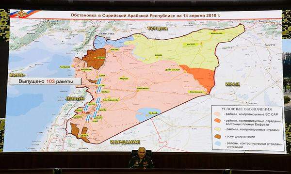 Auch Russland hat die westlichen Raketenangriffe in einer ersten Reaktion mit scharfen Worten verurteilt: "Russland verurteilt entschieden den Angriff auf Syrien, wo die russischen Streitkräfte die legitime Regierung in ihrem Kampf gegen den Terrorismus unterstützen", erklärte der Kreml.