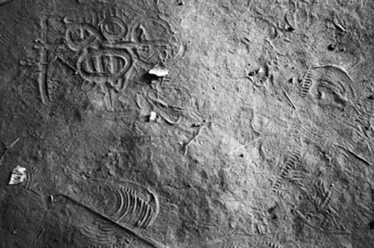 Der Amerikaner Stanley Greene hat einen in den Sand gezeichneten Angriffplan festgehalten.