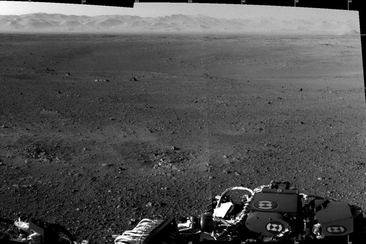 Auf diesem von der Nasa veröffentlichten Bild sind "Curiosity" und die Bestandteile seines komplizierten Landemanövers zu sehen: Der Hitzeschutz liegt etwa einen Kilometer, die Kapsel, der Kran und der Fallschirm rund 600 Meter vom Rover entfernt.