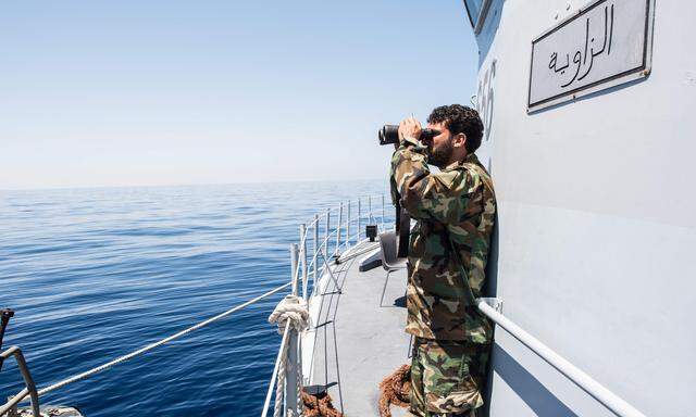 Libysche Küstenwache im Mittelmeer: Italien will gemeinsam mit der libyschen Regierung Migrantenboote stoppen. Über die genaue Art des Einsatzes herrscht in Rom allerdings Verwirrung.