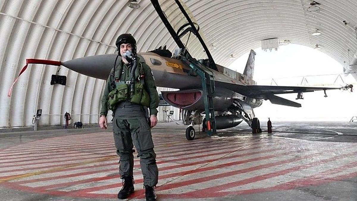 Oberst Željko Ninić vor einer F-16 in Israel