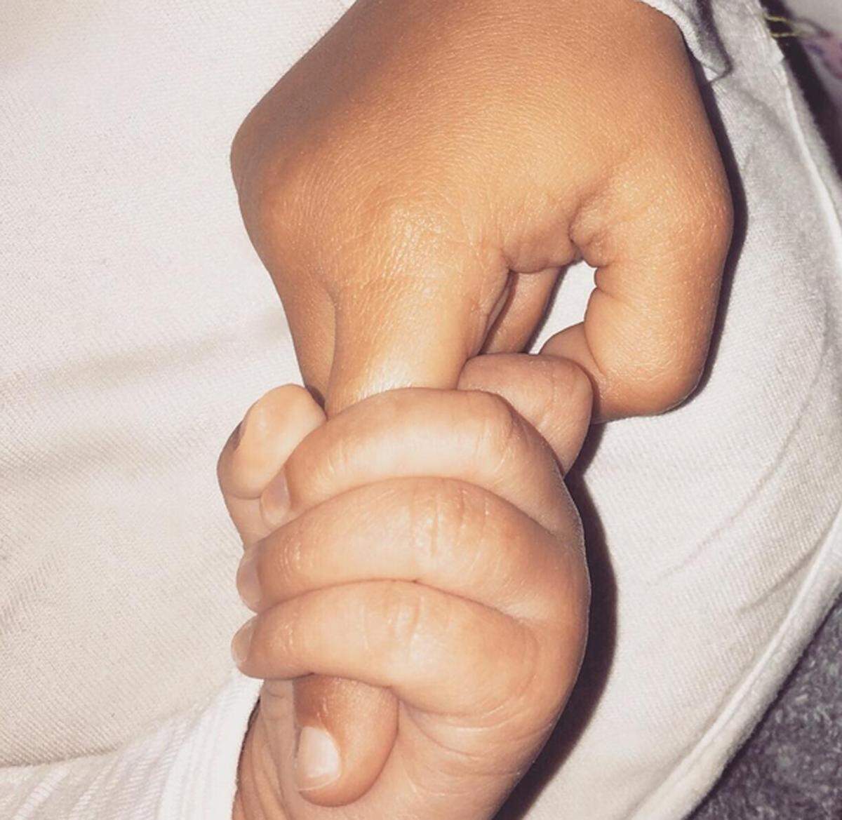 Zwei Monate nach der Geburt von Söhnchen Saint hat die sonst so gar nicht kamera- und medienscheue Kim Kardashian das erste Foto ihres zweiten Kindes auf Instagram veröffentlicht.    