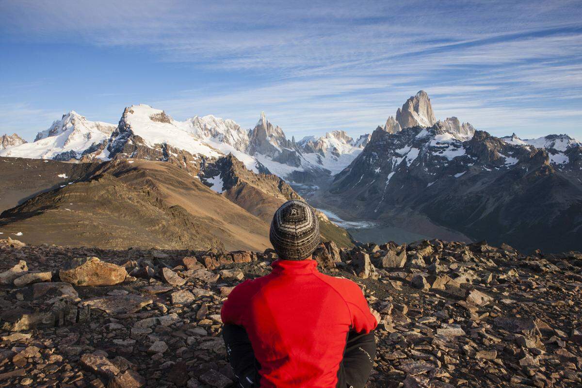 Stadt ist wohl zu viel gesagt. Das kleine Dorf in Patagonien im Süden von Argentinien, das sein 30-jähriges Jubiläum nächstes Jahr feiert, ist nur durch stundenlanges Busfahren zu erreichen. Dann erwartet einen aber ein Paradies für Wanderer, mit Bergen, Gletschern und unberührter Natur.