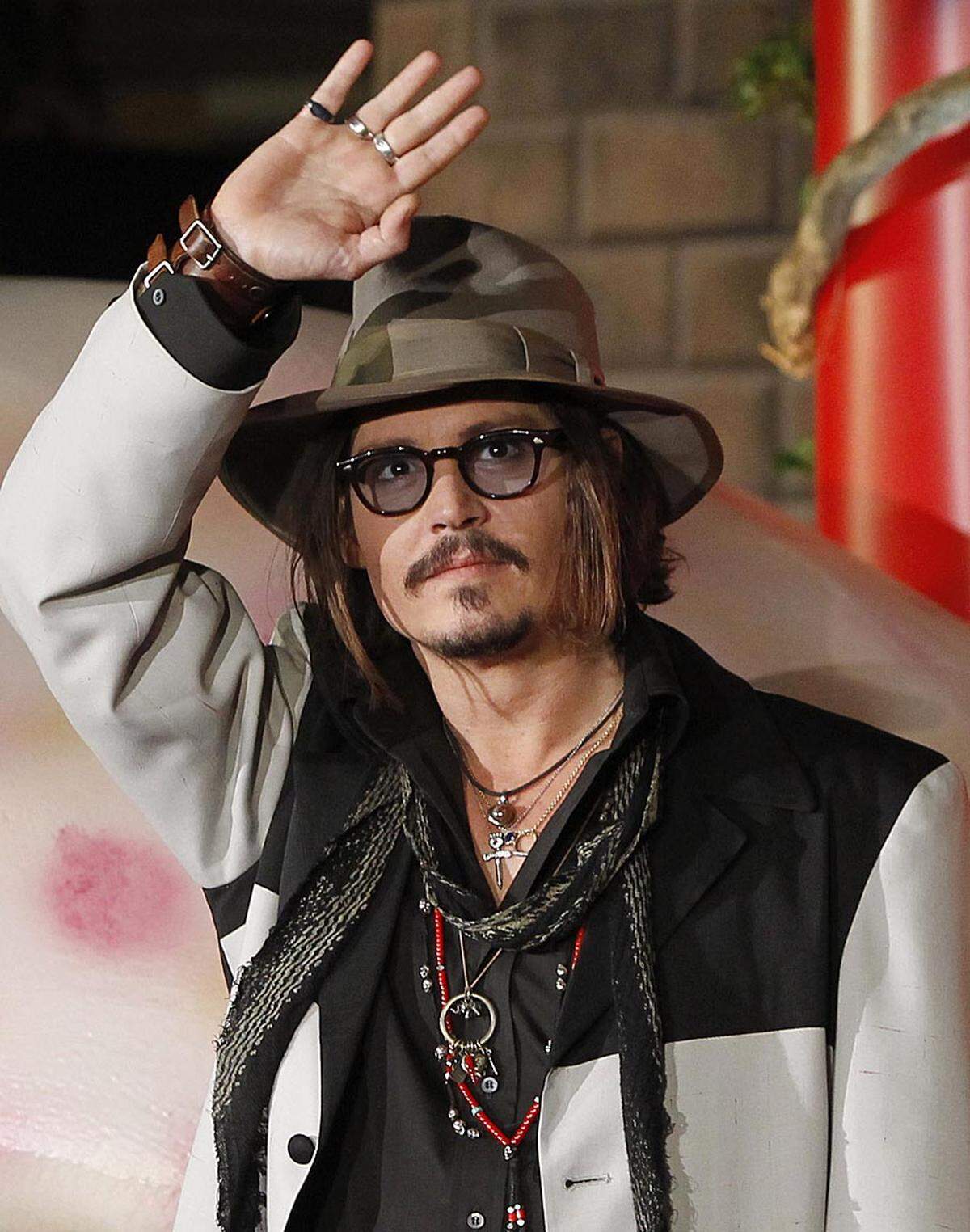 Johnny Depp lässt das Herz vieler Frauen höher schlagen, Tim Burtons Lieblingsschauspieler wurde - nach 2003 - vor drei Jahren zum zweiten Mal zum ''Sexiest Man Alive'' gekürt.