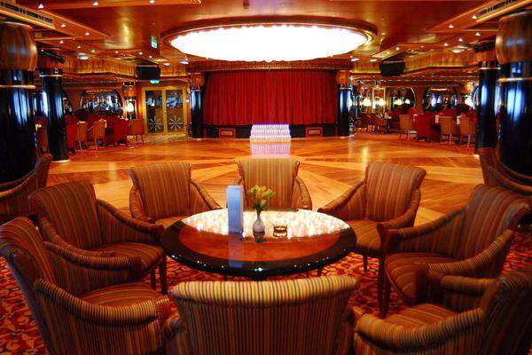 An Bord befinden sich auf 17 Decks neben fünf Restaurants auch ein Theater, ein Kino sowie Clubs und Diskotheken.