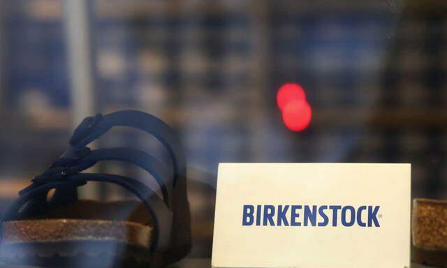 Die Birkenstock-Aktie kostet nun wieder so viel wie beim Börsendebüt. Dazwischen war es deutlich nach unten gegangen. 