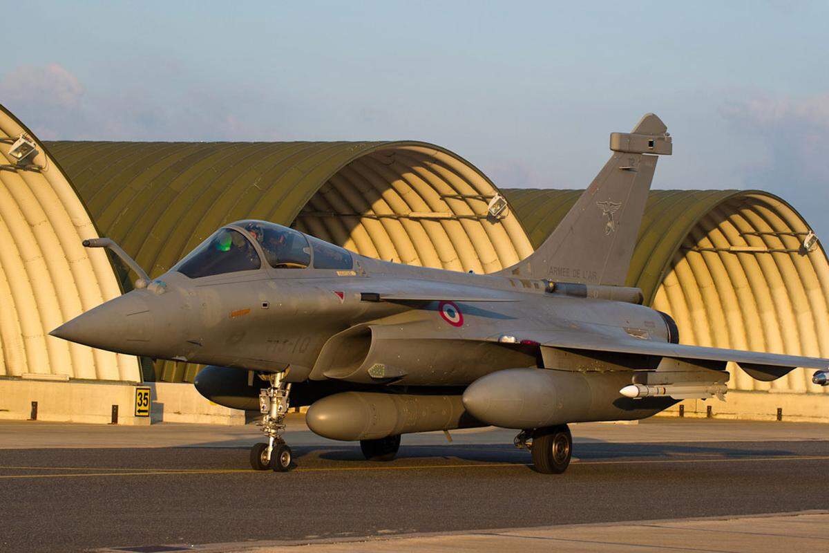 Ein französischer Rafale-Jet kehrt am Abend der ersten Angriffswelle auf die Militärbasis in Saint-Dizier zurück. Frankreich war das erste Land, das Angriffe startete.