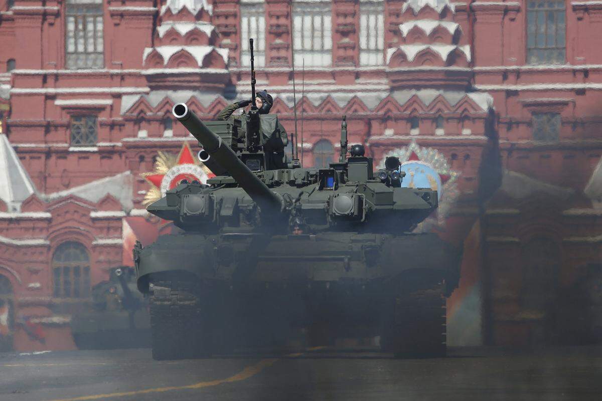 ... mehrere T-90A Panzer der russischen Armee, ...  