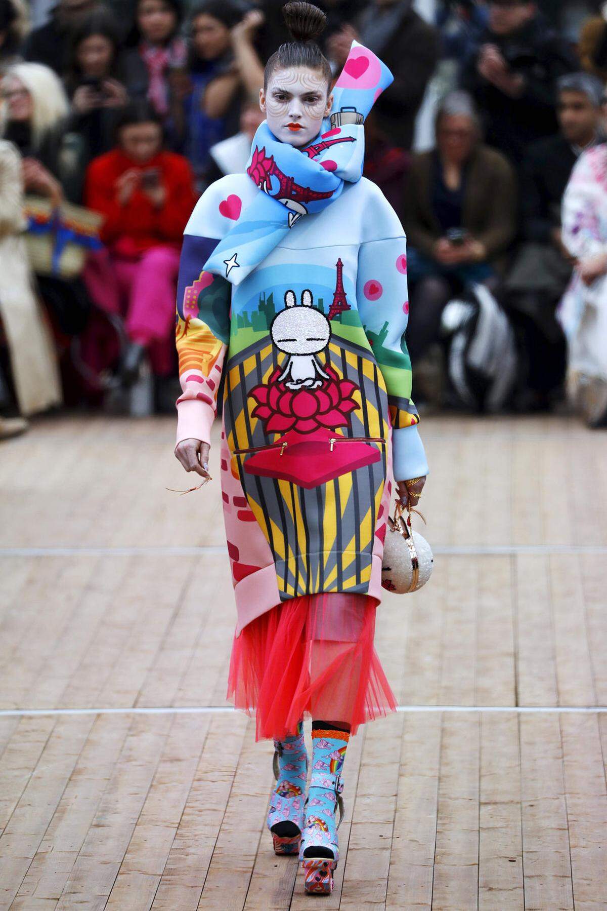 Bei dem indischen Designer Manish Arora stand farbige Opulenz mit Geisha-Einflüssen im Mittelpunkt.