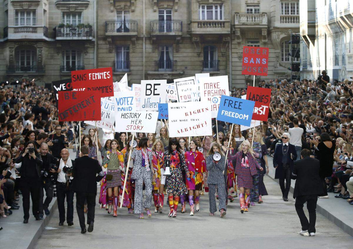 Im selben Jahr inszenierte Karl Lagerfeld eine seiner Chanel-Modenschauen als Protestmarsch. Mit Slogans wie "History ist Her Story", "We Can Match the Machos" und "Boys Should Get Pregnant Too".