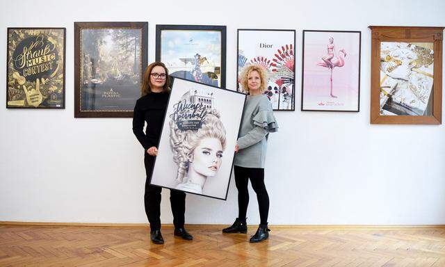 Anleihen beim Rokoko: Nora Sri Jascha und Susanne Safer (v. l.) mit ihrem Plakat für den Opernball am 28. Februar.