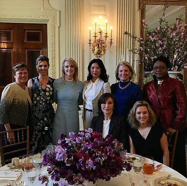 Einen ersten Eindruck von Melania Trumps First-Lady-Gestaltungsstil konnten sich Neugierige bei einem Mittagessen machen, das Melania Trump im Weißen Haus am Weltfrauentag veranstaltete...