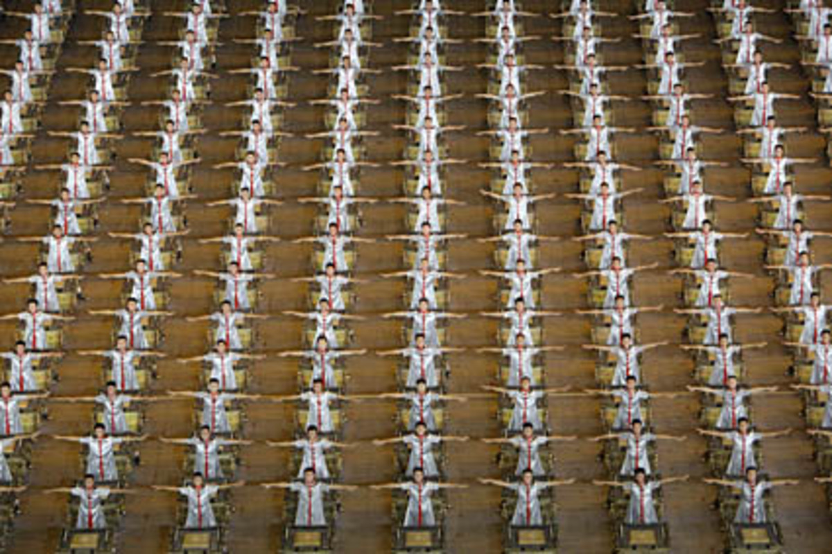 Eine große Gruppe weiß gewandeter Trommler erzeugten einen bis weit außerhalb des Stadions hörbaren dumpfen Donner.