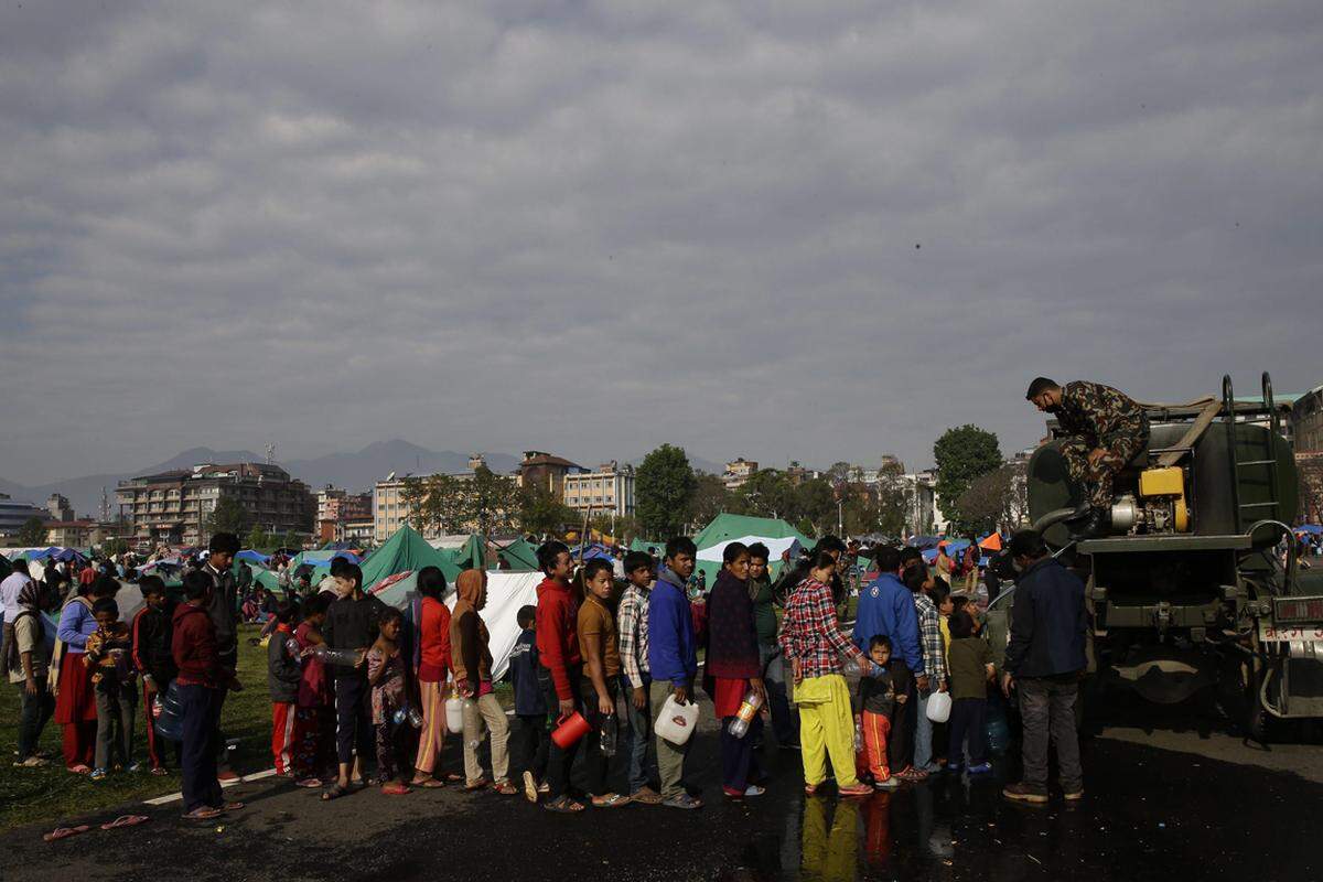 Viele Organisationen riefen zu Spenden für die Erdbebenopfer auf und entsandten ebenfalls Helfer und Material. Die Liste der Länder, die in den ersten 24 Stunden ihre Unterstützung ankündigten, reicht von Sri Lanka über Japan und Russland bis Belgien, Frankreich und Luxemburg. Nepal rief den Notstand in den betroffenen Gebieten aus, in denen 6,6 Millionen Menschen leben. Gesteuert wird die Hilfe für Nepal vom UN-Büro zur Nothilfe-Koordinierung (OCHA).