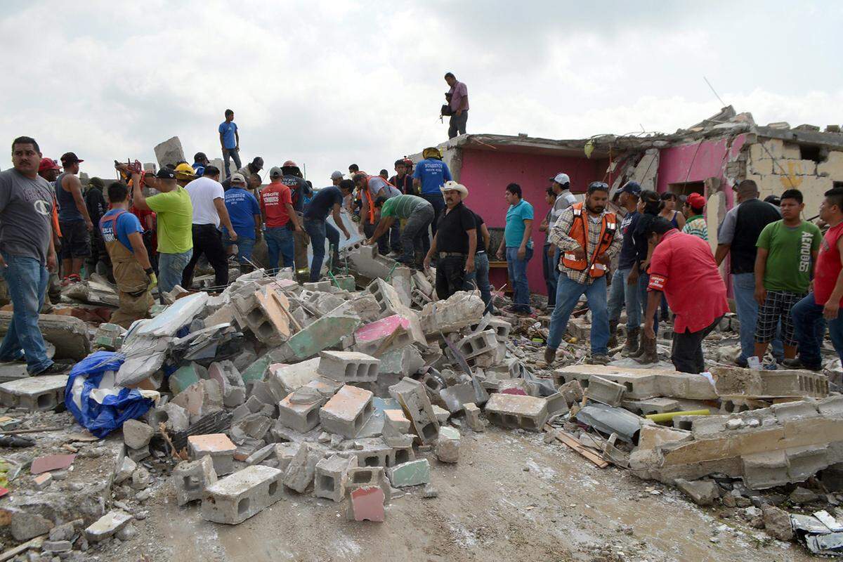 Der Wirbelsturm beschädigte am Montag in Ciudad Acuna im nördlichen Bundesstaat Coahuila zudem rund 750 Gebäude und zahlreiche Fahrzeuge, wie die Behörden mitteilten. Das Innenministerium rief den Notstand aus.