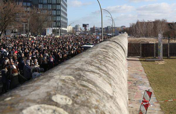 Geschätzte 6000 Menschen haben am Sonntag, den 3. März, bei der Berliner "East Side Gallery" demonstriert. Das längste durchgehend erhaltene Stück der Berliner Mauer soll einem Bauprojekt weichen.