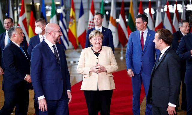 Angela Merkel wurde von ihren Amtskollegen zum Abschluss des EU-Gipfels herzlich verabschiedet.   
