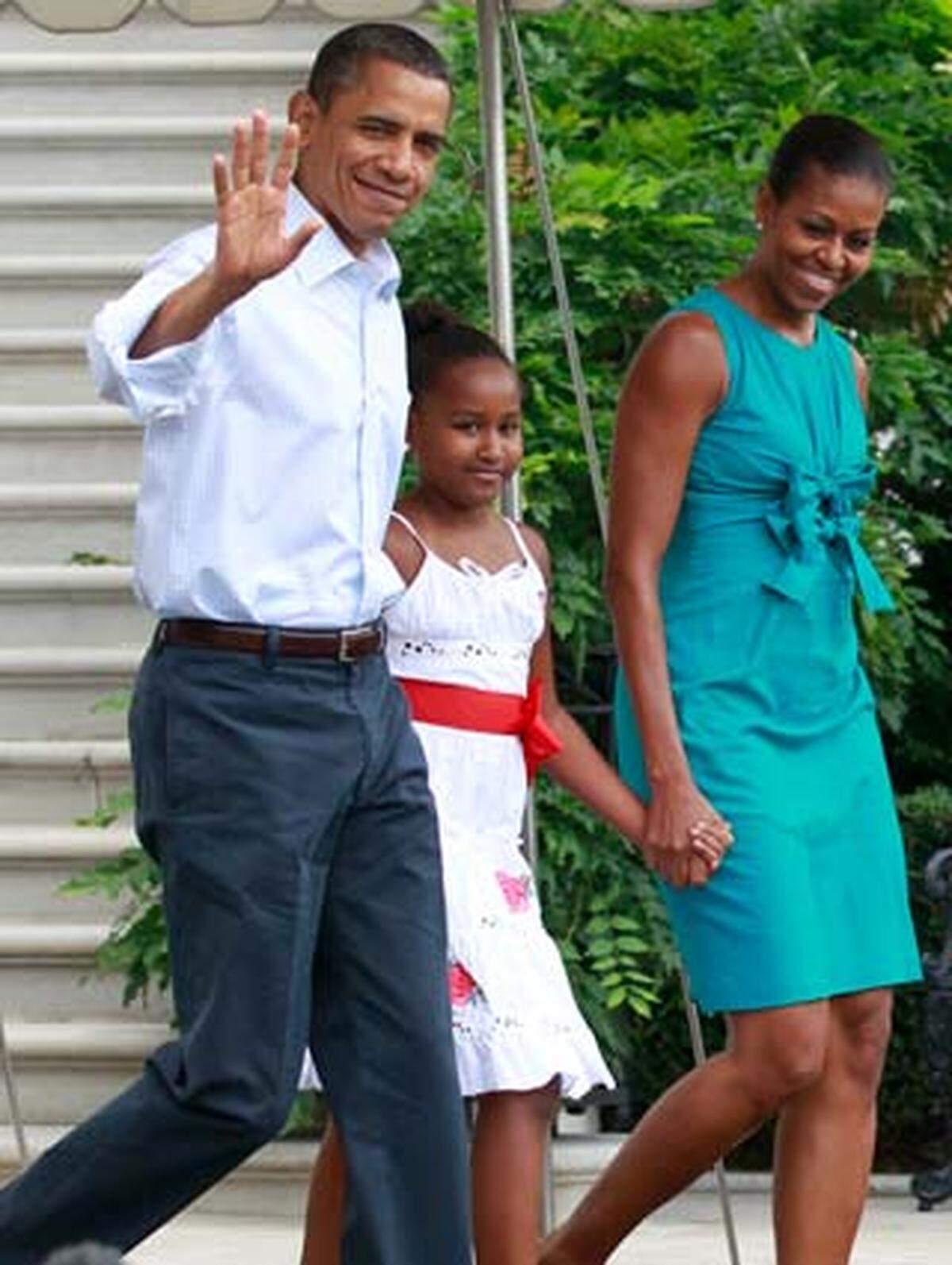 Sein Urlaub an einem Tummelplatz der Reichen und Prominenten an der Ostküste sei ein falsches Signal in Zeiten hoher Arbeitslosigkeit, monieren Kritiker. Andere nehmen Anstoß daran, dass die First Family nicht ihren ganzen Sommerurlaub an der Golfküste verbringt, die wegen der Ölpest unter Besucherschwund leidet. Vor wenigen Wochen erst wurde First Lady Michelle Obama dafür kritisiert, dass sie im spanischen Badeort Marbella Urlaub machte und in einem Fünf-Sterne-Hotel übernachtete.