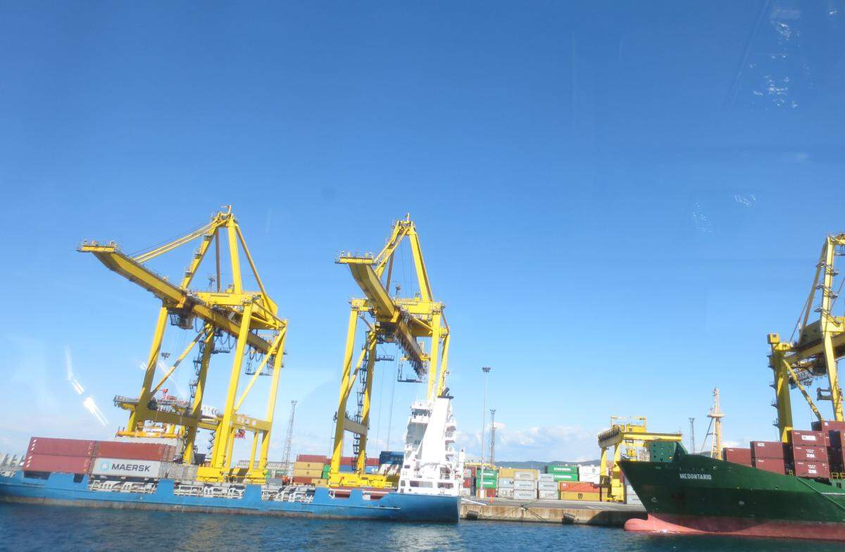 Stillleben im großen Hafen. Zwischen Stahlbetonbauten, Lagerhäusern und anderen Denkmäklern der k.k Industriearchitektur brummt die moderne Weltwirtschaft, vorwiegend in Form von Containerlieferungen aus China. Außerdem wird Mitteleuropa von hier aus mit Öl versorgt.