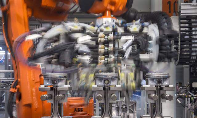 Ein Roboter arbeitet am 19 06 2017 an Kolben auf einer Montagelinie im Motorenwerk der Volkswagen Sa