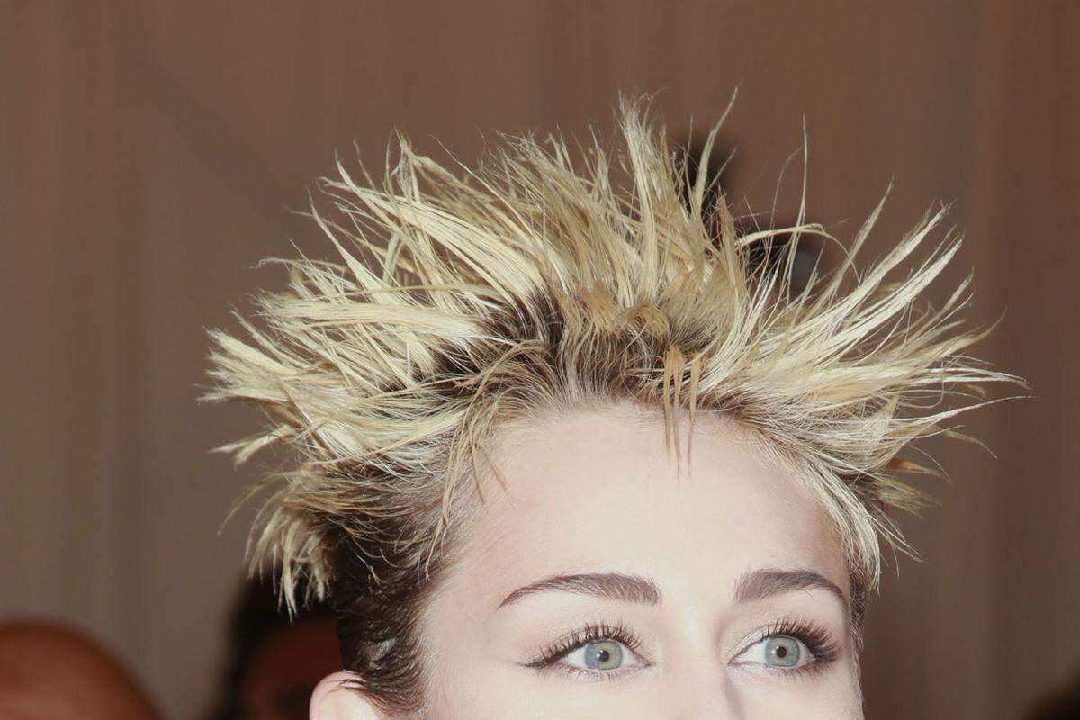 Zuerst waren die Haare dran. Radikal ließ sich Miley Cyrus vor rund einem Jahr ihre braune Mähne abschneiden und eine blonde Punk-Frisur stylen.