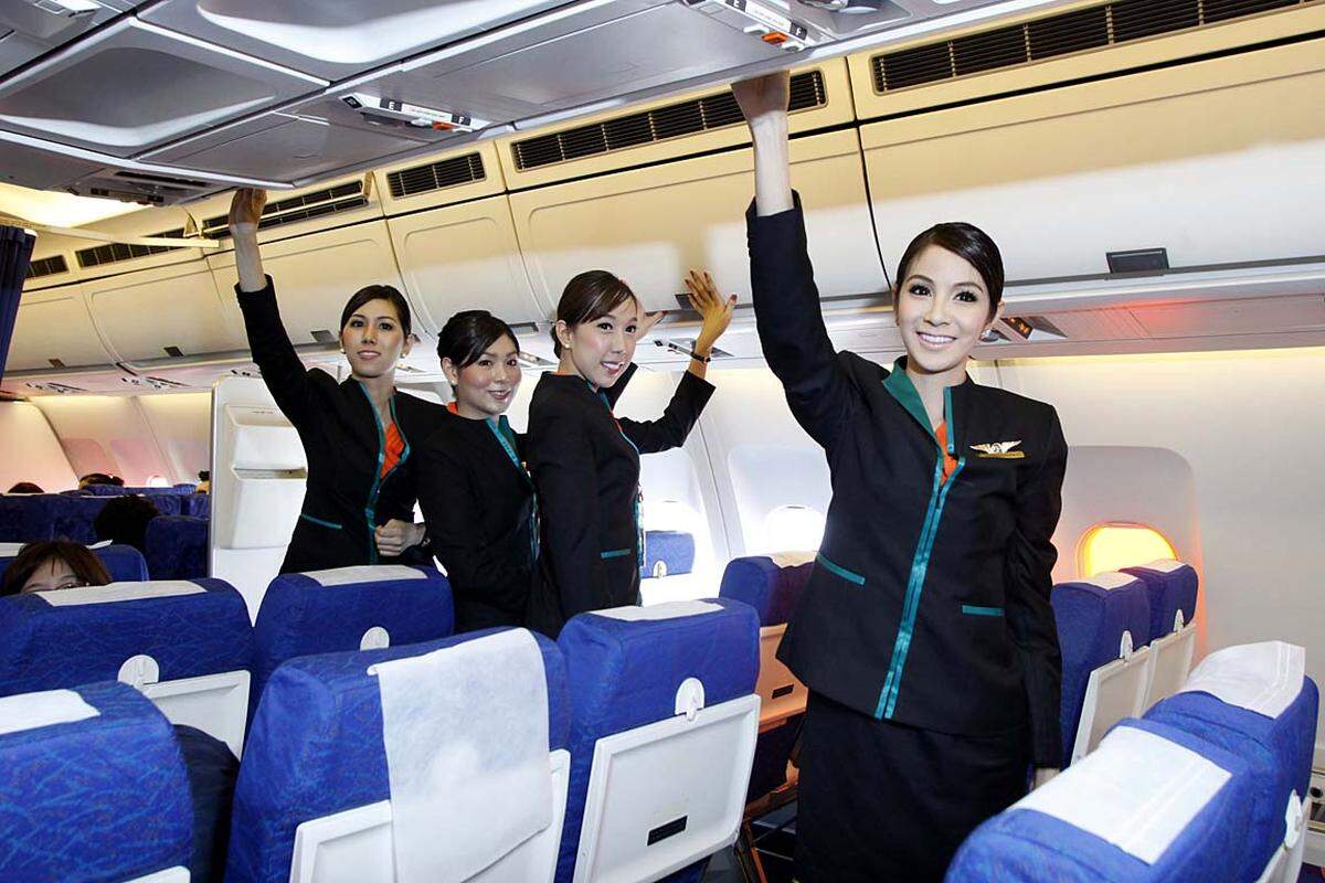 Transsexuelle als Stewardessen. ... bei der Fluglinie arbeiten auch vier transsexuelle Stewardessen. Das sei kein PR-Gag, sondern ein Beitrag zur Gleichberechtigung, beteuert die Fluglinie.