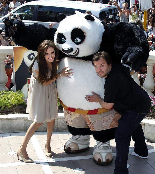 Das Filmfestival Cannes ist in den Händen starker Frauen - zumindest am ersten Tag nach der Eröffnung: Die gut gelaunte, in Salvatore Ferragamo gehüllte Angelina Jolie präsentierte sich am 12. Mai als kämpfende Tigerin des Animationsfilms "Kung Fu Panda 2" mit ihrem Kollegen Jack Black ...