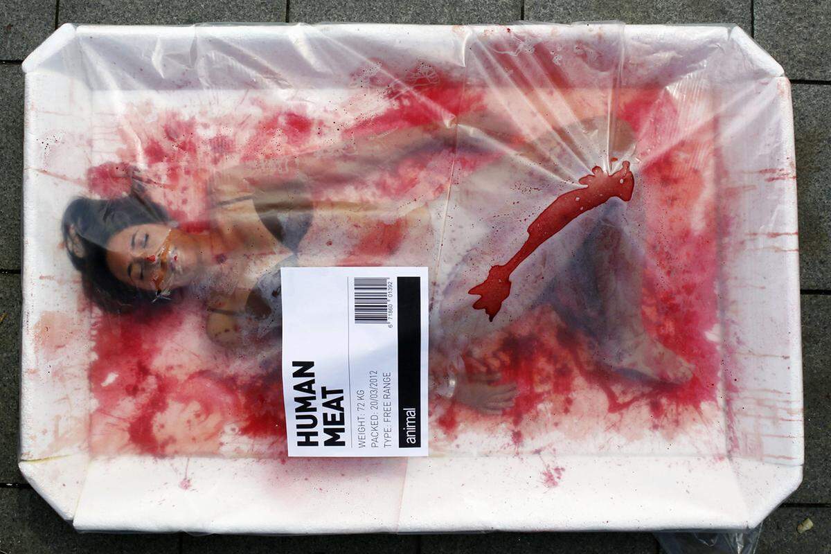 Mit einer drastischen Performance rührt eine Aktivistin in Barcelona am "Tag ohne Fleisch" (20. März) die Werbetrommel für vegetarische Ernährung.