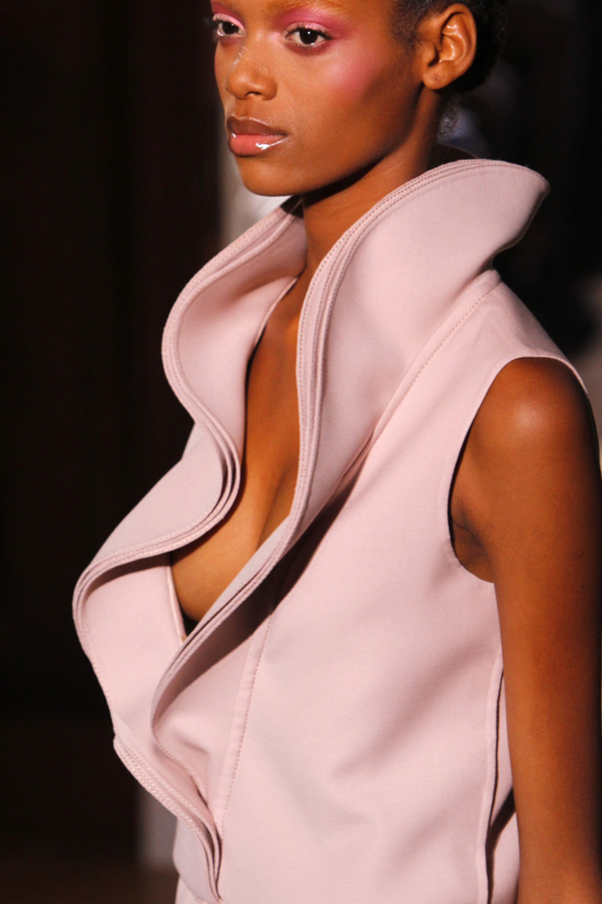 Maria Grazia Chiuri und Pier Paolo Piccioli veranstalteten ein Elfen Defilee für Valentino. Tranparenz umspielte die Mädchen, als hätte das delikate Zwirngeflecht gar nicht den Anspruch, den Körper bedecken zu wollen.