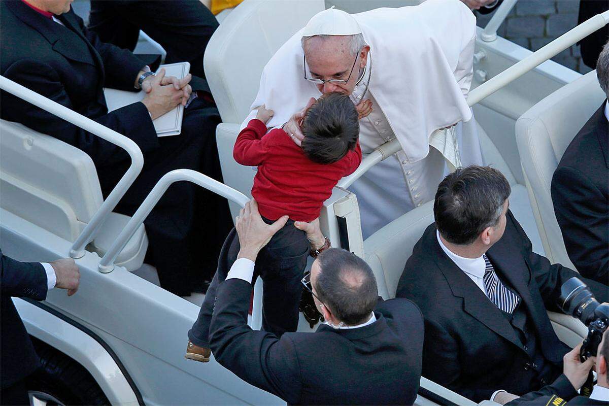 Ein Medienereignis am Petersplatz: Franziskus küsste ein Kind, das ihm die Eltern entgegenstreckten.