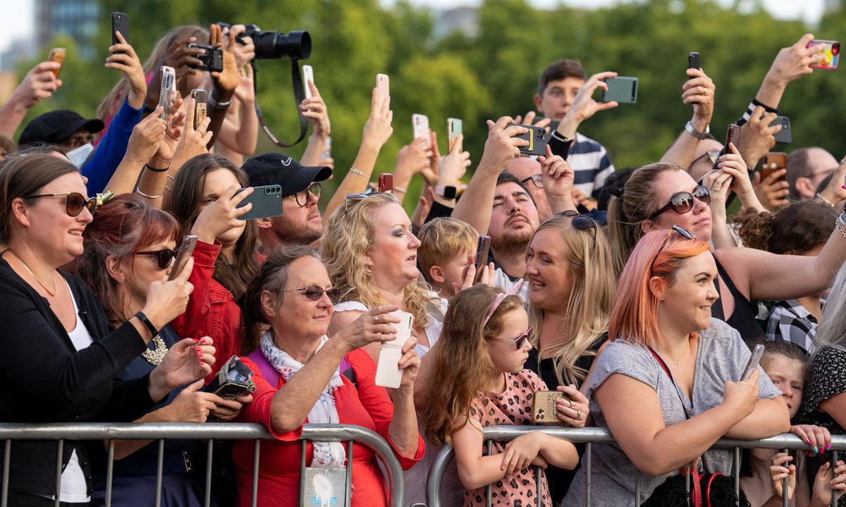 Menschen warten vor dem Buckingham Palace auf ihren neuen König.