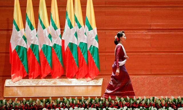 Aung San Suu Kyi tritt nach ihrer Rede an die Nation in Naypyitaw vom Rednerpult ab.