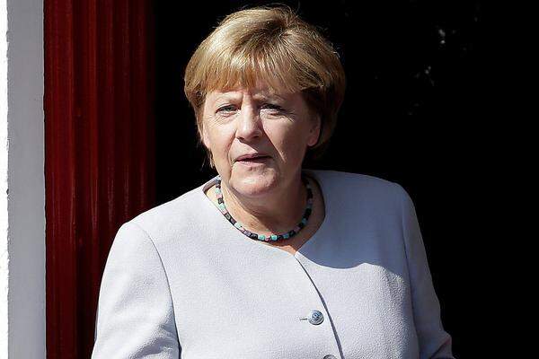 Die deutsche Bundeskanzlerin Angela Merkel (CDU) öffnet die Grenzen für Flüchtlinge, die in Ungarn festsitzen. Die AfD hat ein neues Thema und legt in Umfragen wieder zu.