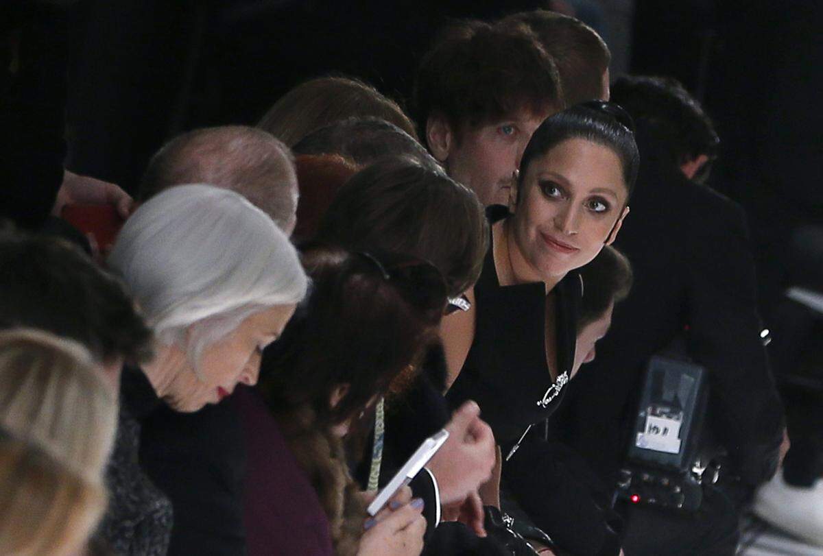 Gleich zwei Mal musste man bei der "normalen" Aufmachung von Lady Gaga, die bei Balenciaga in der Front Row saß, hinsehen.