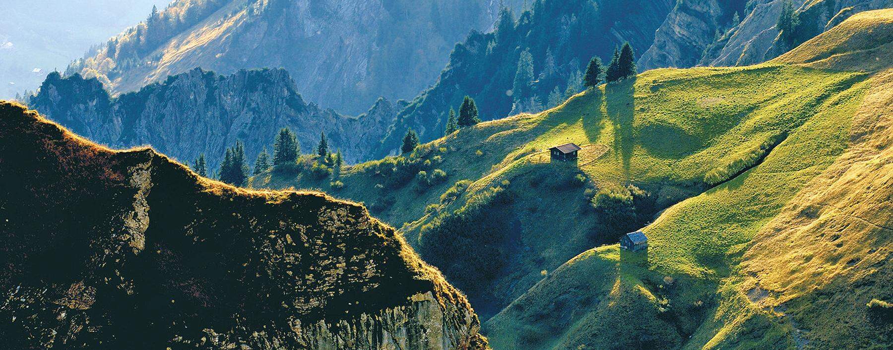 Leise. Wird die Sehnsucht nach Nähe und Natur noch größer?  Hier: eine Bergidylle in Vorarlberg.