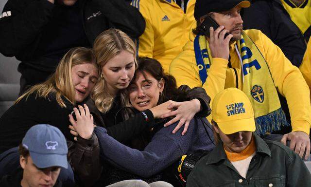 Die schwedischen Fans erreichte die schockierende Nachricht im Brüsseler Stadion. 