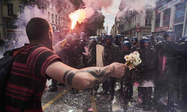 Frankreich versinkt im Chaos: Proteste und Streiks gegen die unbeliebte Arbeitsmarktreform legen seit Wochen das Land lahm.